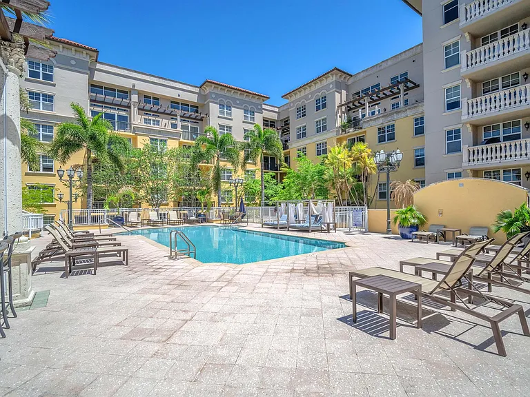 Royal Palm Apartments — Photo 27
