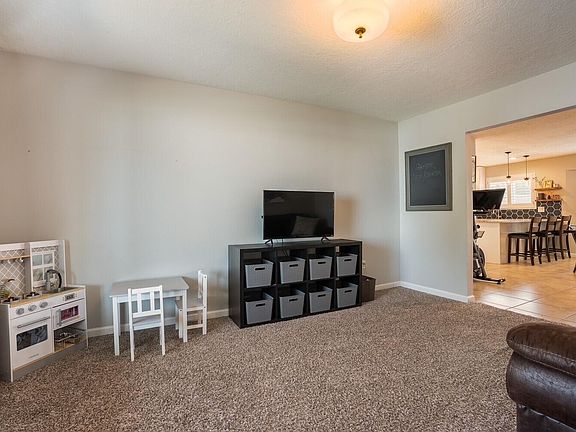 3rd image of 6904 Christy Ave NE