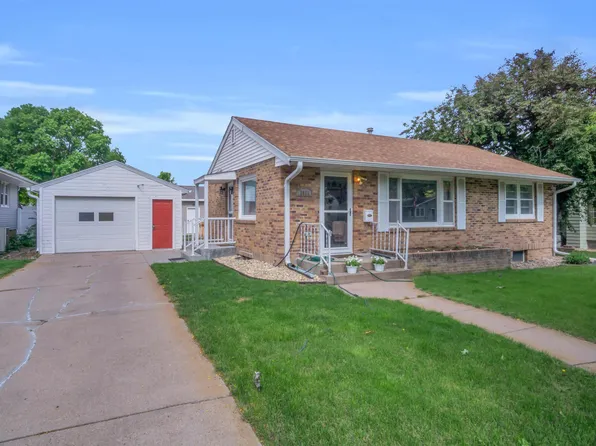 1011 Grant St, Holdrege, NE 68949