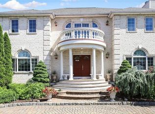 21 King Arthur Ct, New City, NY 10956