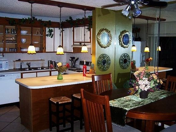 Kitchen/ Dining Area