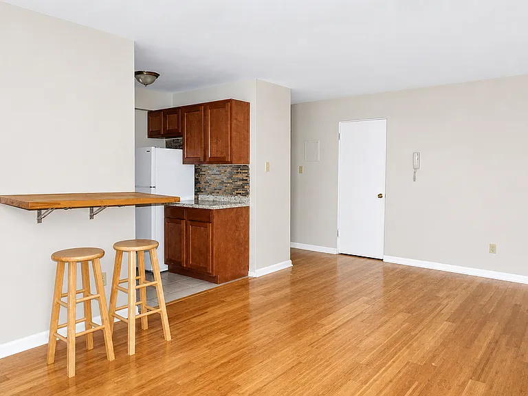 Studio (Unit 261-05)