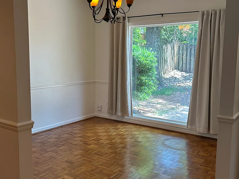 713 Rockford Cir — Photo 10