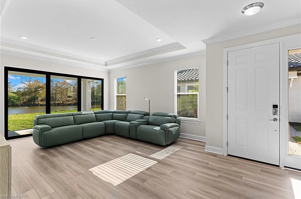 3 bed, 2.0 bath, 1905 sqft, $7,500 — Photo 3