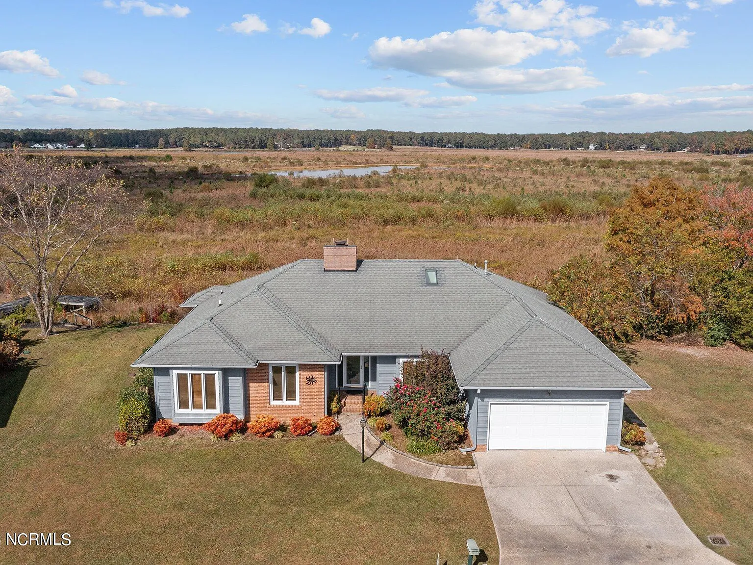 3 bed, 2.5 bath, $2,200 — Photo 2