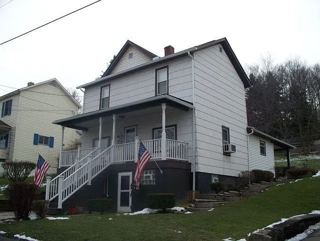190 Pomroys Dr photo 1