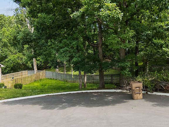 3rd image of 804 Harpeth Trace Pl