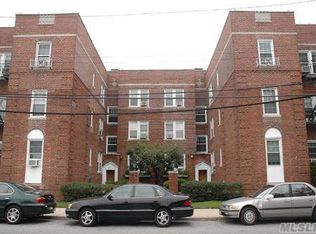 17 Gaynor Ave APT 2C, Manhasset, NY 11030