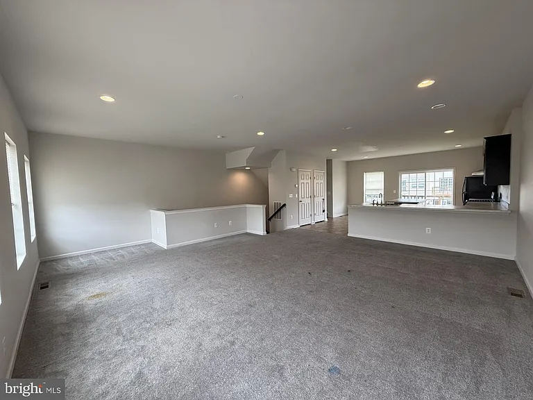 240 Parkland Dr — Photo 8