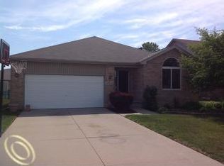 28444 Violet Dr, Chesterfield, MI 48047