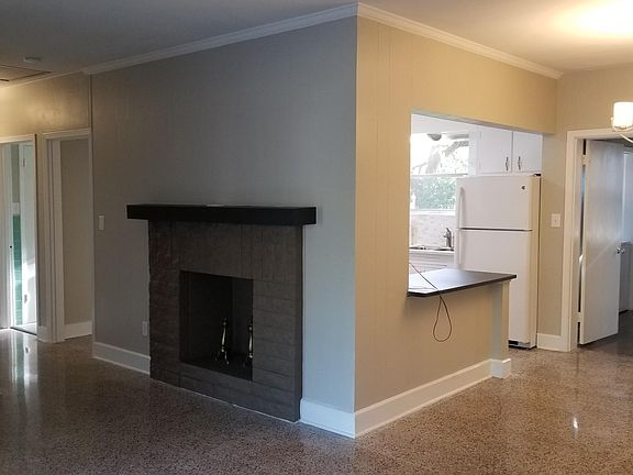 3rd image of 6 S Holiday Ln