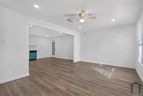 541 NW King St — Photo 4