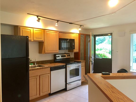3rd image of 200-59 Hilton Ave