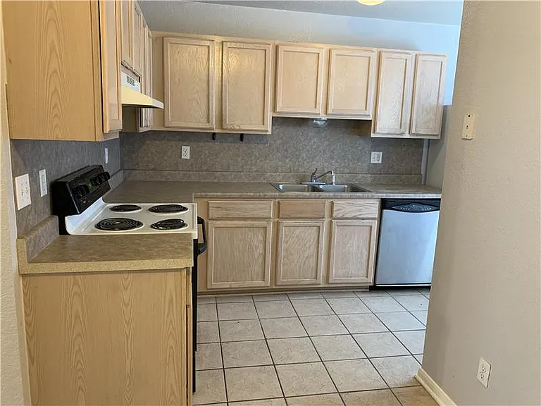 2807 Cantabrian Dr #B — Photo 10