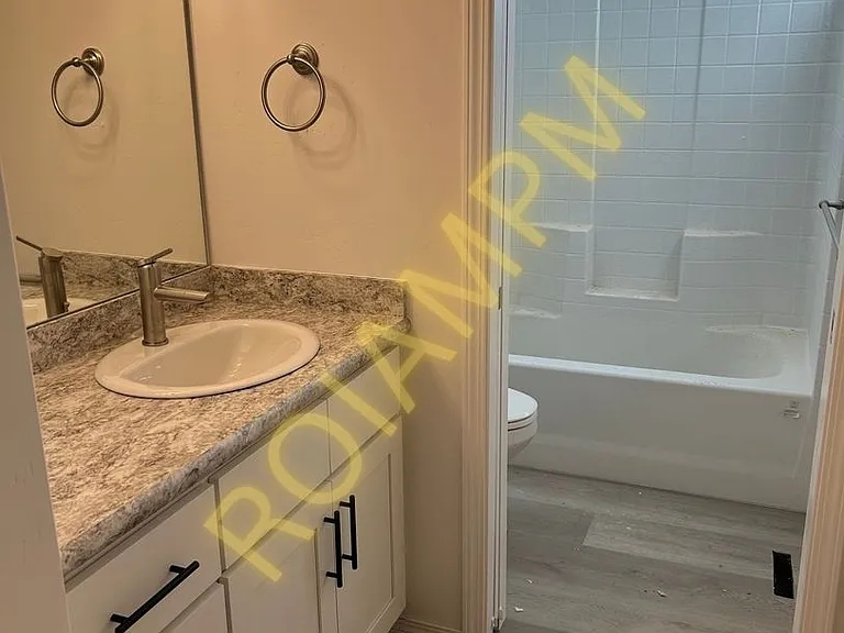 325 W Avenue F — Photo 14