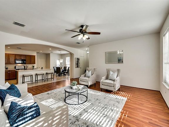 3rd image of 916 Jamie Dr