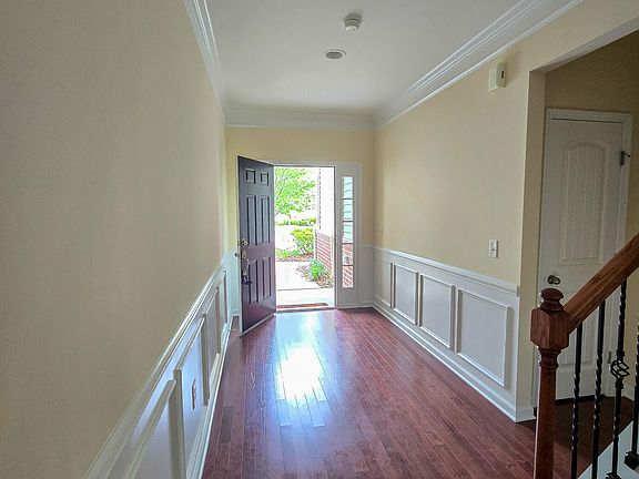4th image of 327 Scotlow Way
