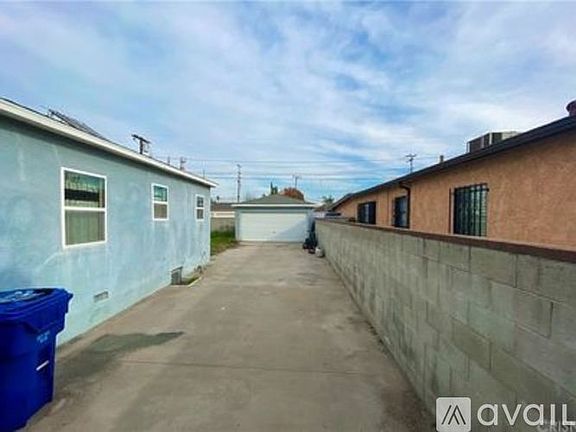3rd image of 6612 Saloma Ave