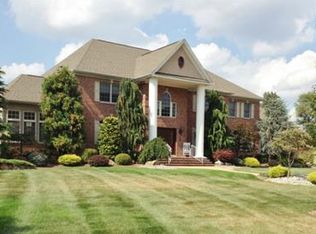 8 Petti Ln, Edison, NJ 08820