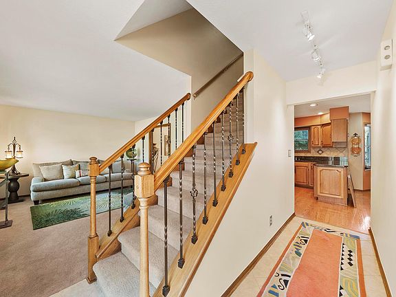 5th image of 427 Rockbourne Dr