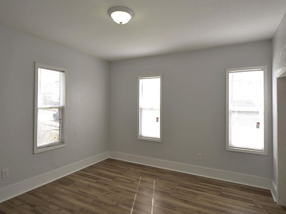 5th image of 627 Franklin St SE
