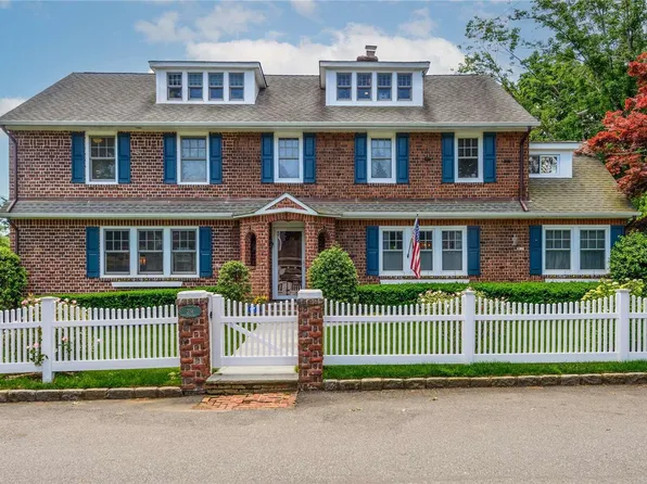 29 Maple Avenue, Locust Valley, NY 11560