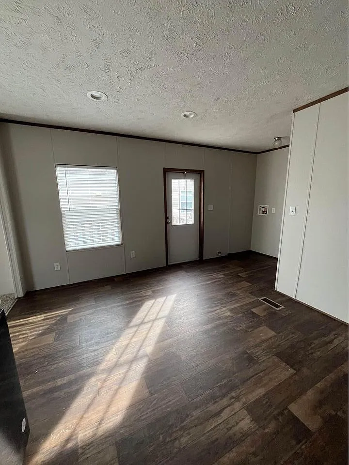 2 bed, 832 sqft, $1,299 — Photo 3