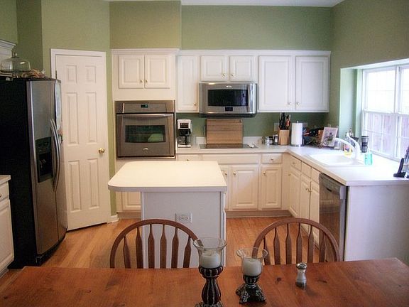 Kitchen w/ new appliances