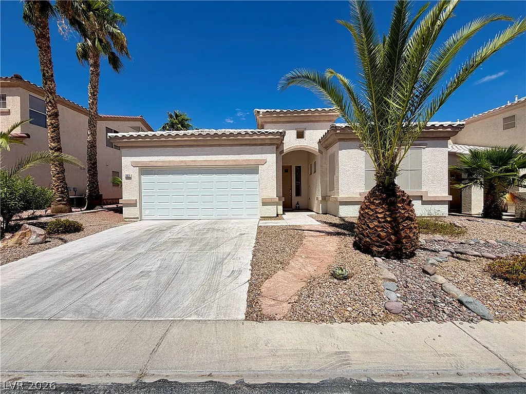 3 bed, 2.0 bath, 1743 sqft, $2,390 — Photo 2