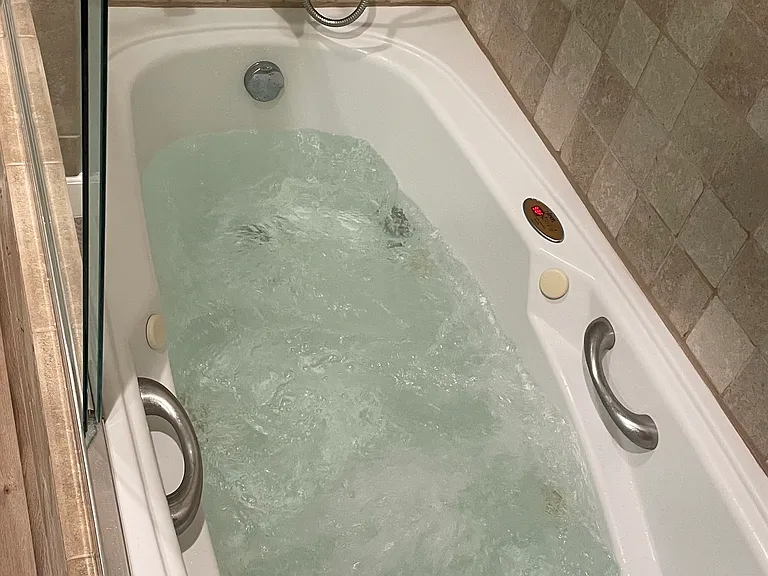 ~Relaxing Jacuzzi tub!