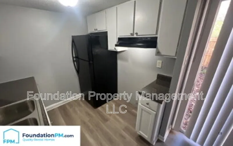 2 bed, 1.5 bath, 960 sqft, $800 — Photo 3