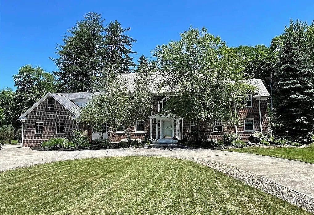 6 bed, 5.5 bath, 7000 sqft, $4,800 — Photo 2