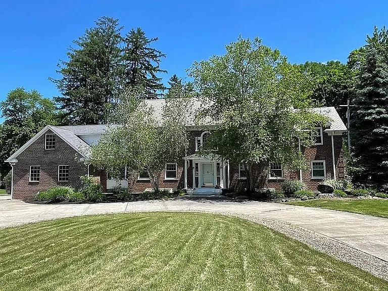 5951 Som Center Rd — Photo 2