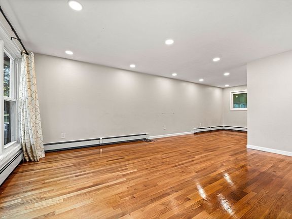 4th image of 4 Niles Rd