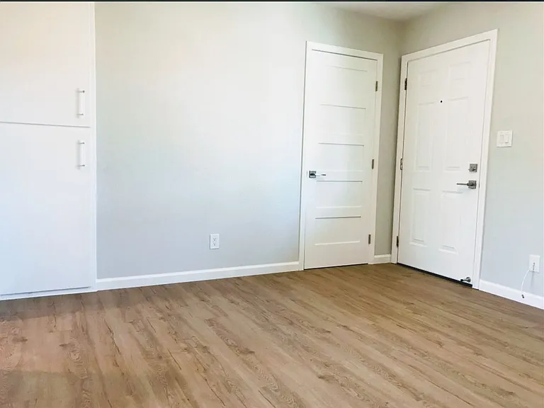 The Metro Apartments — Photo 5