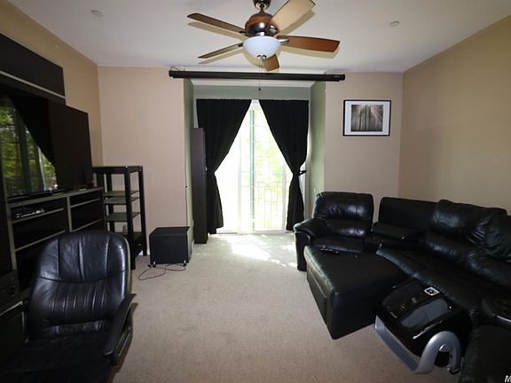 3rd image of 430 Harriet Ln