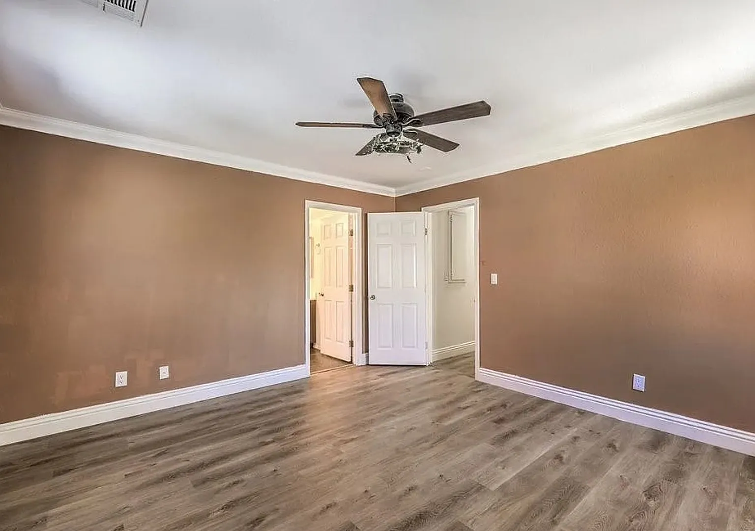Beautiful Two-Story Home in a Convenient Location — Photo 4