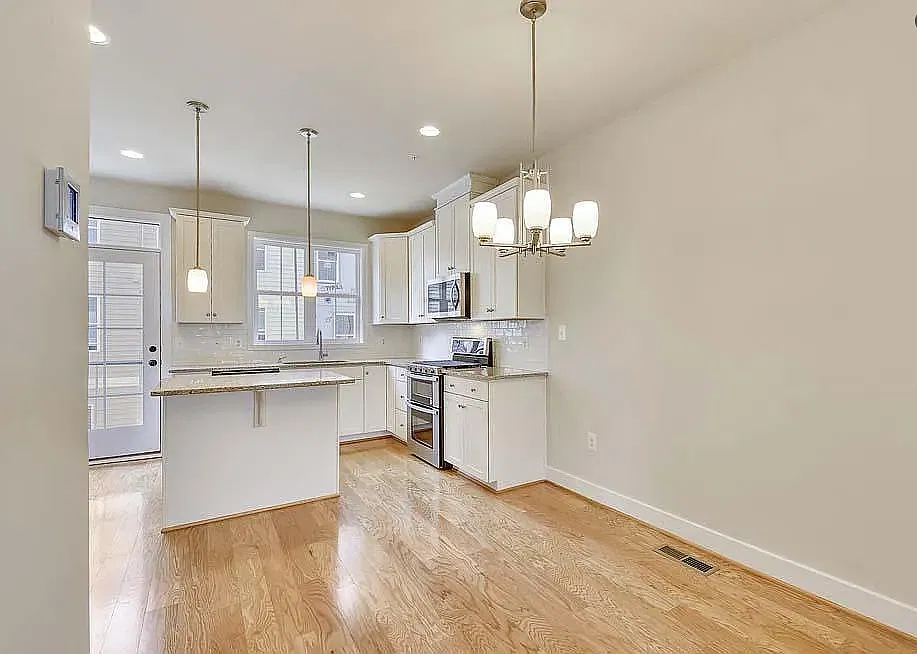 3 bed, 2.5 bath, 1850 sqft, $2,990 — Photo 2