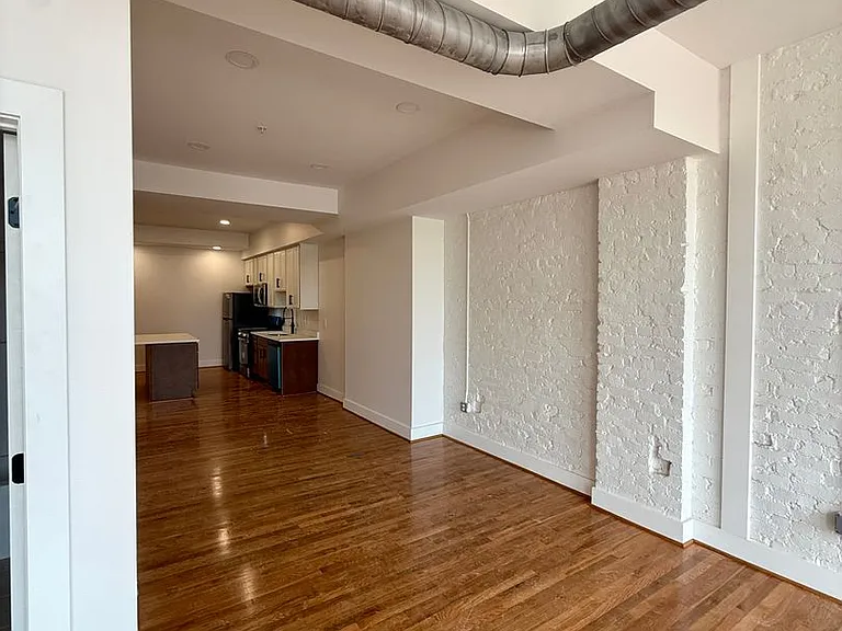 2033 W Broad St — Photo 16