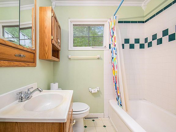 5th image of 2529 Benedict Ave