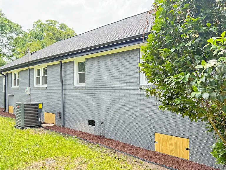 215 Newton Ln — Photo 8