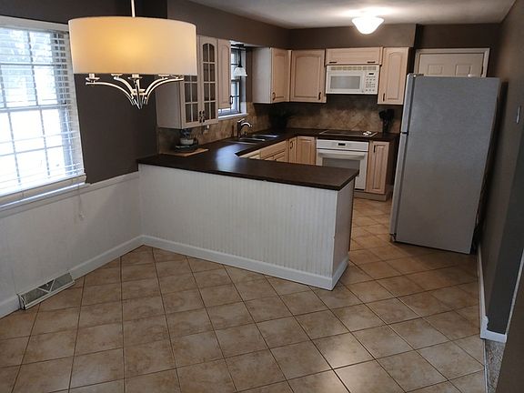 4th image of 643 Belmont Dr