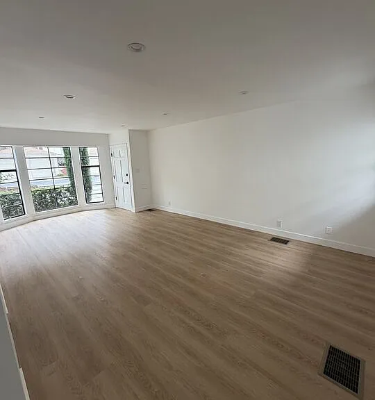 8730 Holloway Dr — Photo 3
