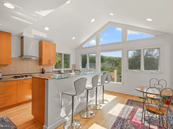9219 Le Velle Dr, Chevy Chase, MD 20815