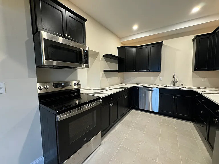 202 Center St #5 — Photo 9