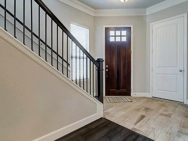 5326 Larkin St — Photo 2