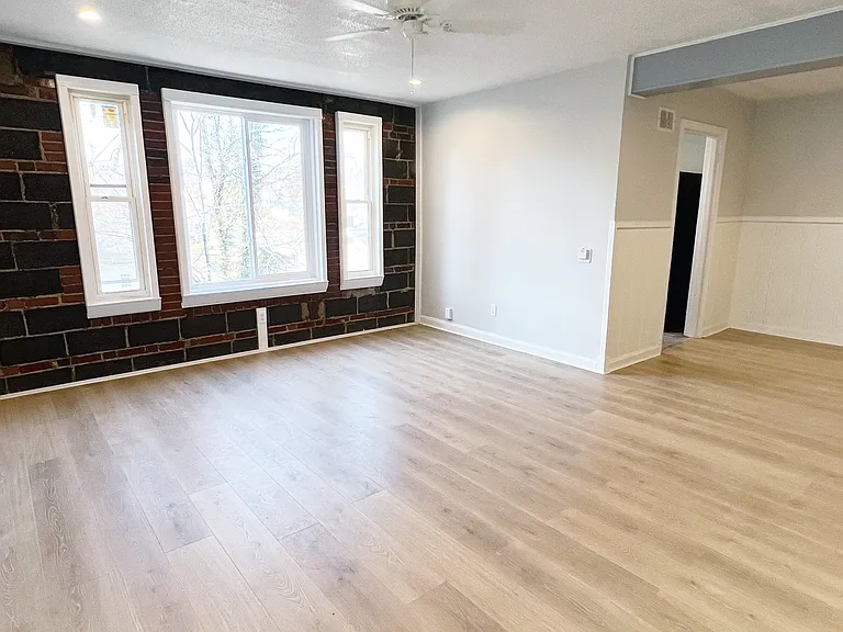 405 Linden Cir #4 — Photo 2