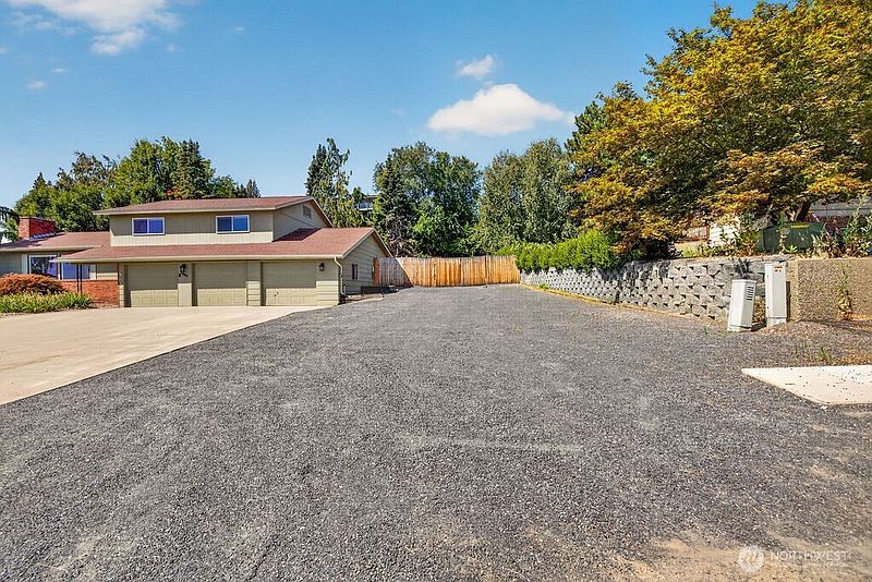 3rd image of 1607 Horselake Road