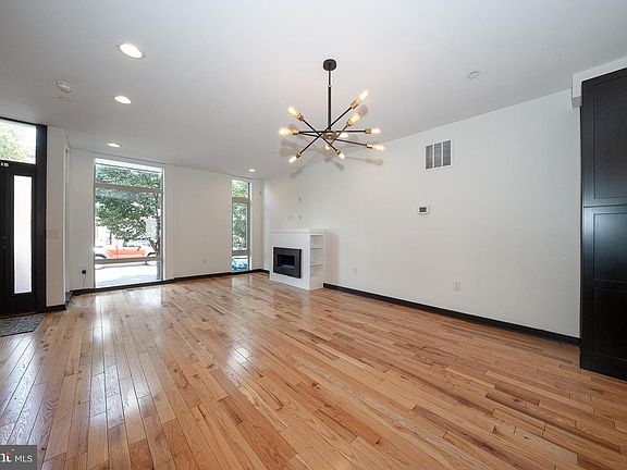 5th image of 2350 E York St