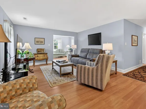 10 Village Ct, Mount Laurel, NJ 08054